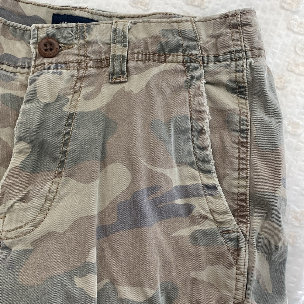 American Eagle 🦅 Camo Cargo Shorts - Picture 2 of 9